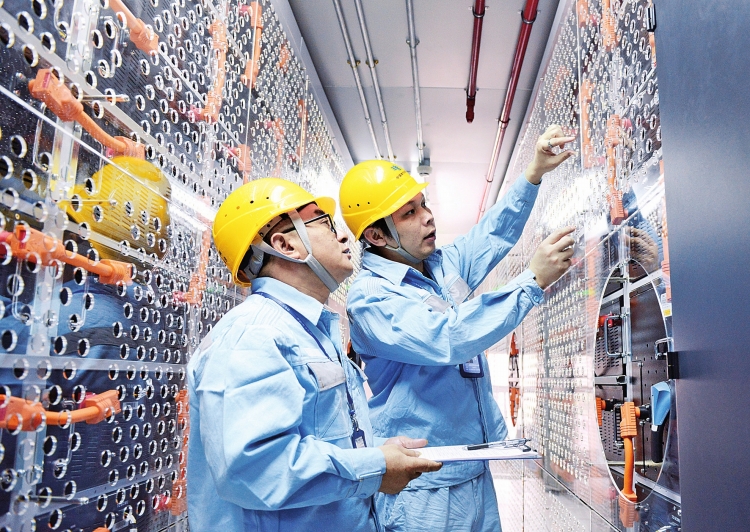 
　　廣東電網(wǎng)公司東莞供電局的用電檢查人員為分布式儲(chǔ)能系統(tǒng)保障供電。 顧萱 攝

　　廣東佛山高明荷城充電站整齊排列著多臺(tái)充電設(shè)施