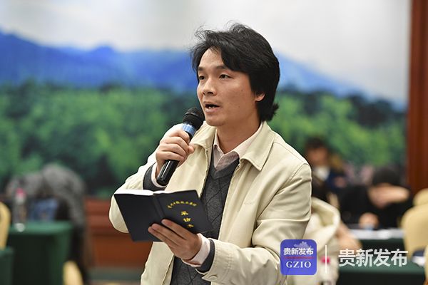 　　11月24日下午，貫徹落實(shí)十九大精神推動(dòng)貴州能源工業(yè)轉(zhuǎn)型發(fā)展新聞發(fā)布會(huì)在貴陽(yáng)召開(kāi)，貴州省能源局副局長(zhǎng)、新聞發(fā)言人李奕檣，省能源局規(guī)劃處處長(zhǎng)王家平，煤炭處處長(zhǎng)高騰友，電力處處長(zhǎng)諶毅業(yè)，油氣處處長(zhǎng)張棟出席發(fā)布會(huì)。

　　在提問(wèn)環(huán)節(jié)，貴州日?qǐng)?bào)記者提問(wèn)，貴州省能源局電力處處長(zhǎng)諶毅業(yè)作了現(xiàn)場(chǎng)回答，問(wèn)答原文如下