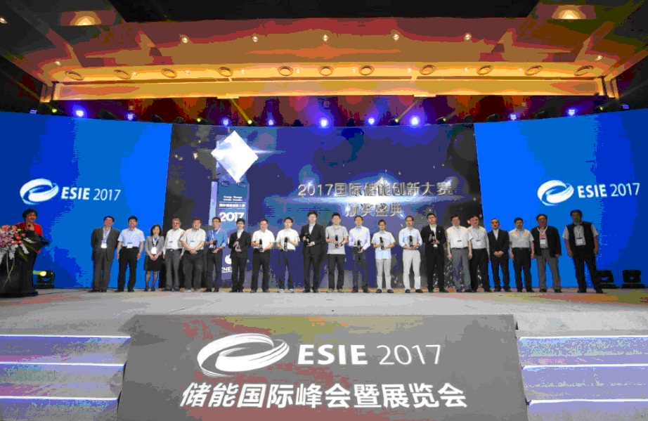 由中國能源研究會主辦，中國能源研究會儲能專業(yè)委員會、中關(guān)村儲能產(chǎn)業(yè)技術(shù)聯(lián)盟、國際儲能技術(shù)與產(chǎn)業(yè)聯(lián)盟承辦的第二屆國際儲能創(chuàng)新大賽正式開賽了，比賽的號角已經(jīng)吹響，現(xiàn)面向全社會廣泛征集參賽項(xiàng)目， “養(yǎng)兵千日，用兵一時”經(jīng)過漫長時間的摸索與積累，現(xiàn)在是時候在賽場上自我檢驗(yàn)一番了。來吧，加入這場屬于儲能行業(yè)的盛宴，角逐十萬現(xiàn)金大獎