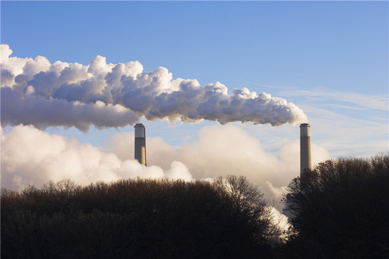 
            	作為曾經(jīng)專注水電發(fā)展的能源研究人士，中國(guó)水力發(fā)電工程學(xué)會(huì)副秘書長(zhǎng)張博庭經(jīng)過潛心發(fā)現(xiàn)，煤電的無序發(fā)展已經(jīng)不單是煤電行業(yè)本身的問題，它關(guān)系到清潔能源以及整個(gè)能源產(chǎn)業(yè)的發(fā)展。面對(duì)當(dāng)前煤電產(chǎn)業(yè)的形勢(shì)，張博庭大聲疾呼：“煤電產(chǎn)業(yè)不能再這么無序發(fā)展下去了！”以下是《能源》雜志記者就煤電問題采訪張博庭的主要內(nèi)容：1、您認(rèn)為目前我國(guó)煤電產(chǎn)業(yè)發(fā)展存在哪些問題？答：從歷史上來看，煤炭是大功臣，提供了巨大生產(chǎn)力，不能說煤炭是罪人