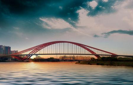 　　12月20日，記者從陜西省交通廳獲悉，陜西省首個(gè)公路橋梁健康智能監(jiān)測(cè)系統(tǒng)在316國道漢中褒河庫區(qū)段潘家河大橋正式投用。  (圖片來自網(wǎng)絡(luò)，侵刪) 　　多年來，橋梁結(jié)構(gòu)的安全狀況一直是公眾特別關(guān)心的問題