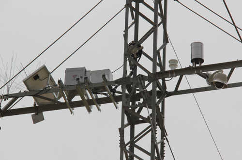 　　近日，經(jīng)過課題設(shè)想、方案制訂、設(shè)備選型、平臺(tái)研發(fā)等階段，歷時(shí)三個(gè)月，山東濟(jì)寧供電公司通信機(jī)房在線監(jiān)測(cè)智能控制系統(tǒng)在220千伏科苑變通信機(jī)房完成安裝、調(diào)試，并順利投入運(yùn)行。  (圖片來自于國家電網(wǎng)電力公司) 　　通信機(jī)房在線監(jiān)測(cè)智能控制系統(tǒng)能夠?qū)崿F(xiàn)通信電源交直流在線監(jiān)測(cè)、輸入故障告警，蓄電池?cái)?shù)據(jù)采集、狀態(tài)性能評(píng)估、遠(yuǎn)程充放電，機(jī)房照明、空調(diào)系統(tǒng)遠(yuǎn)程控制，環(huán)境溫濕度狀態(tài)實(shí)時(shí)監(jiān)測(cè)及空調(diào)聯(lián)動(dòng)，有線聯(lián)網(wǎng)煙感自動(dòng)報(bào)警、智能門禁、攝像頭自動(dòng)跟隨等多項(xiàng)功能