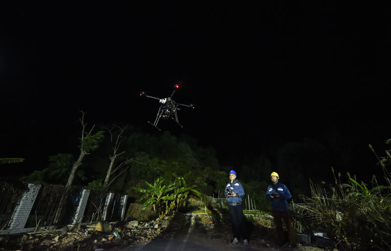 　　12月20日，廣東珠海市鳳凰山突發(fā)山火，火借風(fēng)勢(shì)迅速蔓延，包括公安、消防及各鎮(zhèn)街救援力量迅速趕赴現(xiàn)場(chǎng)開展滅火救援工作。記者獲悉，由于著火點(diǎn)距離珠海電網(wǎng)重要供電線路較近，山火可能對(duì)珠海高新區(qū)一帶的正常供電造成影響