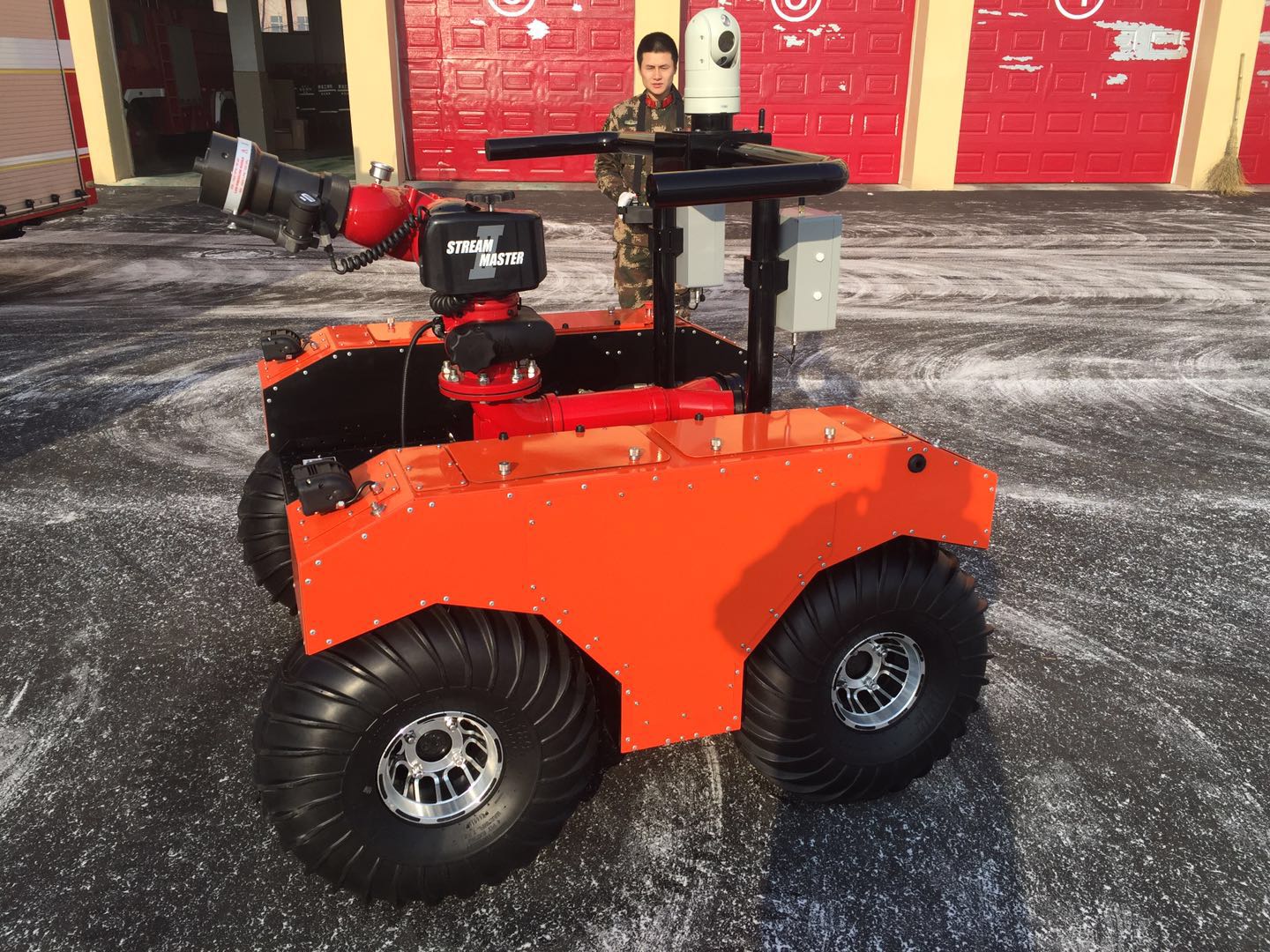 　　為進(jìn)一步推進(jìn)裝備建設(shè)水平，填補(bǔ)綏化支隊(duì)“高、精、尖”滅火救援裝備建設(shè)空白，逐步完善戰(zhàn)勤保障體系建設(shè)，近日，黑龍江綏化市消防支隊(duì)斥資70萬購買的消防機(jī)器人到位，并邀請(qǐng)廠家技術(shù)員為特勤大隊(duì)官兵進(jìn)行實(shí)地培訓(xùn)。  圖為消防機(jī)器人