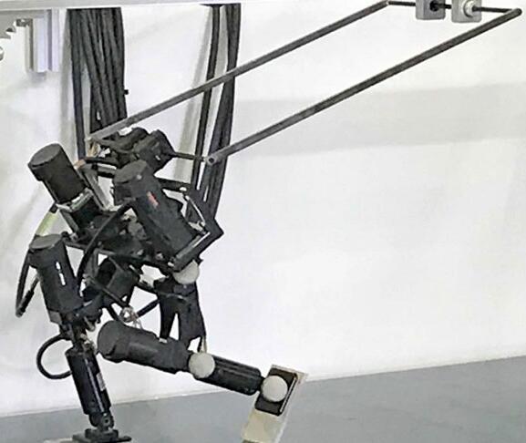 　　日本東京大學(xué)的教授石川正俊等人開發(fā)出可快速奔跑的小型雙足行走機(jī)器人。機(jī)器人搭載了能夠瞬間產(chǎn)生強(qiáng)大力量的馬達(dá)，如果將其換算成人類大小，奔跑速度相當(dāng)于一流馬拉松選手