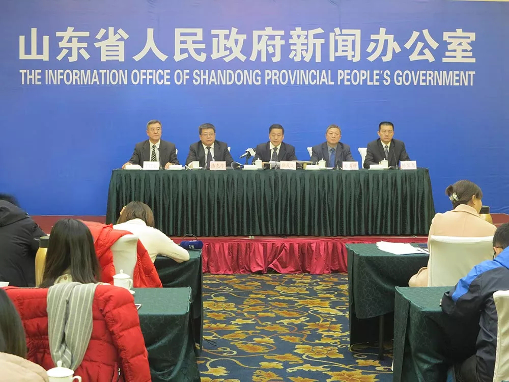 　　山東省科技廳組織科研團(tuán)隊(duì)世界首次“把‘人類的眼睛’放到了萬米深海”，他們構(gòu)建起全球第一個(gè)馬里亞納海溝海洋科學(xué)綜合觀測(cè)網(wǎng)，還成功回收了世界首套萬米綜合潛標(biāo)，使深海狀態(tài)變化“看得清，查得明，報(bào)得準(zhǔn)”。 (圖片來自于山東省科學(xué)技術(shù)廳) 　　在12月25日召開的“透明海洋”科技創(chuàng)新工程新聞發(fā)布會(huì)上，山東省科技廳有關(guān)負(fù)責(zé)人宣布：實(shí)施4年的“透明海洋”科技創(chuàng)新工程已取得階段性