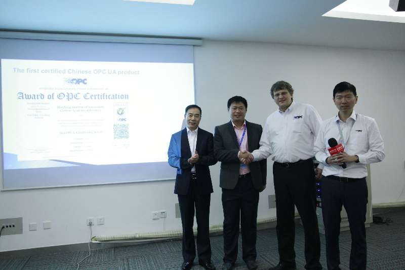 　　近日，由中國科學(xué)院沈陽自動(dòng)化研究所工業(yè)控制網(wǎng)絡(luò)與系統(tǒng)研究室研發(fā)的OPC UA嵌入式服務(wù)器(SIA OPC UA Embedded Server 1.0.4)順利通過OPC基金會(huì)認(rèn)證，成為我國首個(gè)通過OPC合規(guī)性測(cè)試并得到產(chǎn)品認(rèn)證的UA產(chǎn)品。 　　OPC基金會(huì)副主席Stefan Hoppe祝賀沈自所產(chǎn)品成為中國首個(gè)通過OPC合規(guī)性測(cè)試并得到產(chǎn)品認(rèn)證的UA產(chǎn)品 　　在OPC基金會(huì)本年度最重要的盛宴——OPC DAY中國站路演中，OPC基金會(huì)副主席Stefan H