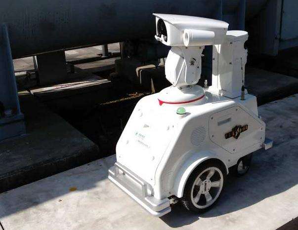 　　12月21日，江蘇常州供電公司安裝在110千伏新華變電站的新一代智能巡檢機(jī)器人，通過了驗(yàn)收，將投入使用。  (圖片來自網(wǎng)絡(luò)，侵刪) 　　繼去年該公司有10座變電站成功投運(yùn)智能巡檢機(jī)器人后，今年將有最新一代智能巡檢機(jī)器人，再次入戶新華變等10座變電站