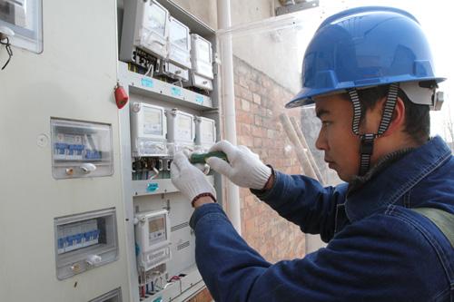 　　日前，記者從貴州興義供電局計(jì)量中心了解到，該局已經(jīng)完成276059戶低壓集抄現(xiàn)場(chǎng)改造工作，實(shí)現(xiàn)計(jì)量自動(dòng)化覆蓋率54.1%，全省排名第二，這一數(shù)據(jù)月底將達(dá)到61.1%，遠(yuǎn)超貴州電網(wǎng)公司35.18%的平均值，有效提升了該局營(yíng)銷智能化管理水平和服務(wù)水平。  (圖片來自網(wǎng)絡(luò)，侵刪) 　　居民低壓集中抄表系統(tǒng)是綜合現(xiàn)代電子、計(jì)算機(jī)、通信網(wǎng)絡(luò)技術(shù)的綜合信息自動(dòng)化系統(tǒng)，系統(tǒng)通過對(duì)遠(yuǎn)方居民計(jì)量表計(jì)數(shù)據(jù)準(zhǔn)確、可靠、完整、及時(shí)采集和統(tǒng)計(jì)分析，能夠快速、全面地反映居民電量購銷及損耗情況，為電力