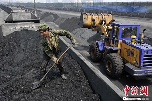 
            	山西煤炭運(yùn)銷站工人將煤炭裝車外銷。（資料圖） 中新社記者 韋亮 攝記者王軼辰報(bào)道：2018年全國(guó)能源工作會(huì)議26日在京召開，國(guó)家能源局局長(zhǎng)努爾?白克力透露，2017年，預(yù)計(jì)全國(guó)能源生產(chǎn)總量36億噸標(biāo)準(zhǔn)煤，其中非化石能源占比17．6％，比2012年提高6．4個(gè)百分點(diǎn)；發(fā)電裝機(jī)總量累計(jì)達(dá)17．7億千瓦，其中非化石能源發(fā)電裝機(jī)占比達(dá)到38．1％，比2012年提高9．6個(gè)百分點(diǎn)，是歷史上增長(zhǎng)最快的時(shí)期