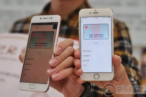 
            	移動支付革了現(xiàn)金的命，也讓錢包、銀行卡變成了可有可無的擺設(shè)，最近小編因?yàn)樯矸葑C到期換新被銀行短信催促去柜臺更新身份信息，無奈移動支付已經(jīng)將錢包擱置一邊，以至于不是忘了帶卡就是忘了身份證，至今也沒有更新完成。如果一部手機(jī)就能解決這些問題，生活中的很多麻煩事都會變得簡便多了