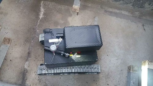 　　12月20日，記者在南方電網(wǎng)廣西南寧供電局500千伏邕州變電站220千伏設(shè)備區(qū)看到，一個(gè)高約30厘米的機(jī)器人，正在對變電站電纜溝內(nèi)的設(shè)備進(jìn)行逐一“巡視”。  圖為變電站智能巡檢機(jī)器人 　　據(jù)介紹，這款機(jī)器人是南寧供電局首臺“上崗”的變電站巡視機(jī)器人，身高約30厘米，其頭頂搭載了高清攝像頭和與攝像頭相配套的2.4G圖像傳輸設(shè)備、照明系統(tǒng)、遙控操作設(shè)備，這使得機(jī)器人可以在對電纜溝進(jìn)行無死角巡視中實(shí)時(shí)將畫面?zhèn)鬏斨吝h(yuǎn)端監(jiān)控臺，方便后