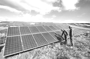 　　近日，國家能源局印發(fā)《關(guān)于建立市場環(huán)境監(jiān)測評價(jià)機(jī)制引導(dǎo)光伏產(chǎn)業(yè)健康有序發(fā)展的通知》，公布了光伏發(fā)電市場環(huán)境監(jiān)測評價(jià)方法及標(biāo)準(zhǔn)(試行)，并披露了2016年光伏發(fā)電市場環(huán)境監(jiān)測評價(jià)結(jié)果(試評)。  　　對此，有業(yè)內(nèi)專家認(rèn)為，《通知》的出臺，是國家在不斷調(diào)整和完善光伏行業(yè)管理政策，以進(jìn)行有序開發(fā)光伏發(fā)電，推動(dòng)光伏發(fā)電建設(shè)運(yùn)營環(huán)境不斷優(yōu)化，引導(dǎo)企業(yè)理性投資，促進(jìn)光伏產(chǎn)業(yè)健康有序發(fā)展