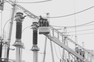 　　在全球新一輪科技革命和產(chǎn)業(yè)變革中，互聯(lián)網(wǎng)理念、先進(jìn)信息技術(shù)與能源產(chǎn)業(yè)深度融合，正在推動(dòng)能源互聯(lián)網(wǎng)新技術(shù)、新模式和新業(yè)態(tài)的興起，我國提出包含智慧能源在內(nèi)的11項(xiàng)“互聯(lián)網(wǎng)+”行動(dòng)計(jì)劃，為深入推進(jìn)能源革命提供重要戰(zhàn)略支撐。  (圖片來自于中國電網(wǎng)報(bào)) 　　傳統(tǒng)運(yùn)檢管理數(shù)據(jù)源由于涉及多個(gè)系統(tǒng)，工作模式又以人工驅(qū)動(dòng)為主，“信息孤島”現(xiàn)象突出，多系統(tǒng)數(shù)據(jù)分析查詢主要依靠手動(dòng)方式，存在數(shù)據(jù)自動(dòng)分析手段少、海量數(shù)據(jù)融合分析困難、數(shù)據(jù)利用率不