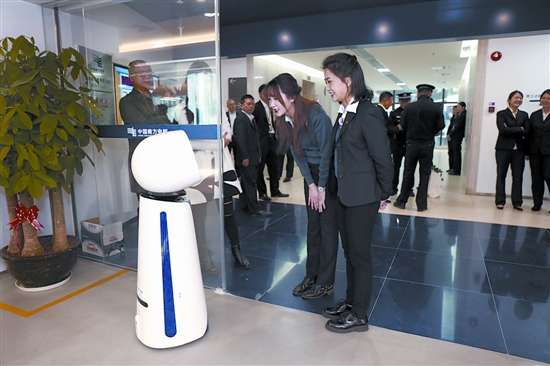 　　12月15日，廣東省深圳供電局南山智慧營業(yè)廳正式開業(yè)，這是深圳供電局打造的集智能客戶服務(wù)、智慧用電展示體驗(yàn)于一體的供電營業(yè)廳，也是該局踐行精益理念、創(chuàng)新服務(wù)的新成果。它通過互聯(lián)網(wǎng)+、物聯(lián)網(wǎng)、人工智能、移動(dòng)應(yīng)用等新技術(shù)，為深圳南山區(qū)38萬用電客戶及全市市民提供更智能、更高效的服務(wù)體驗(yàn)