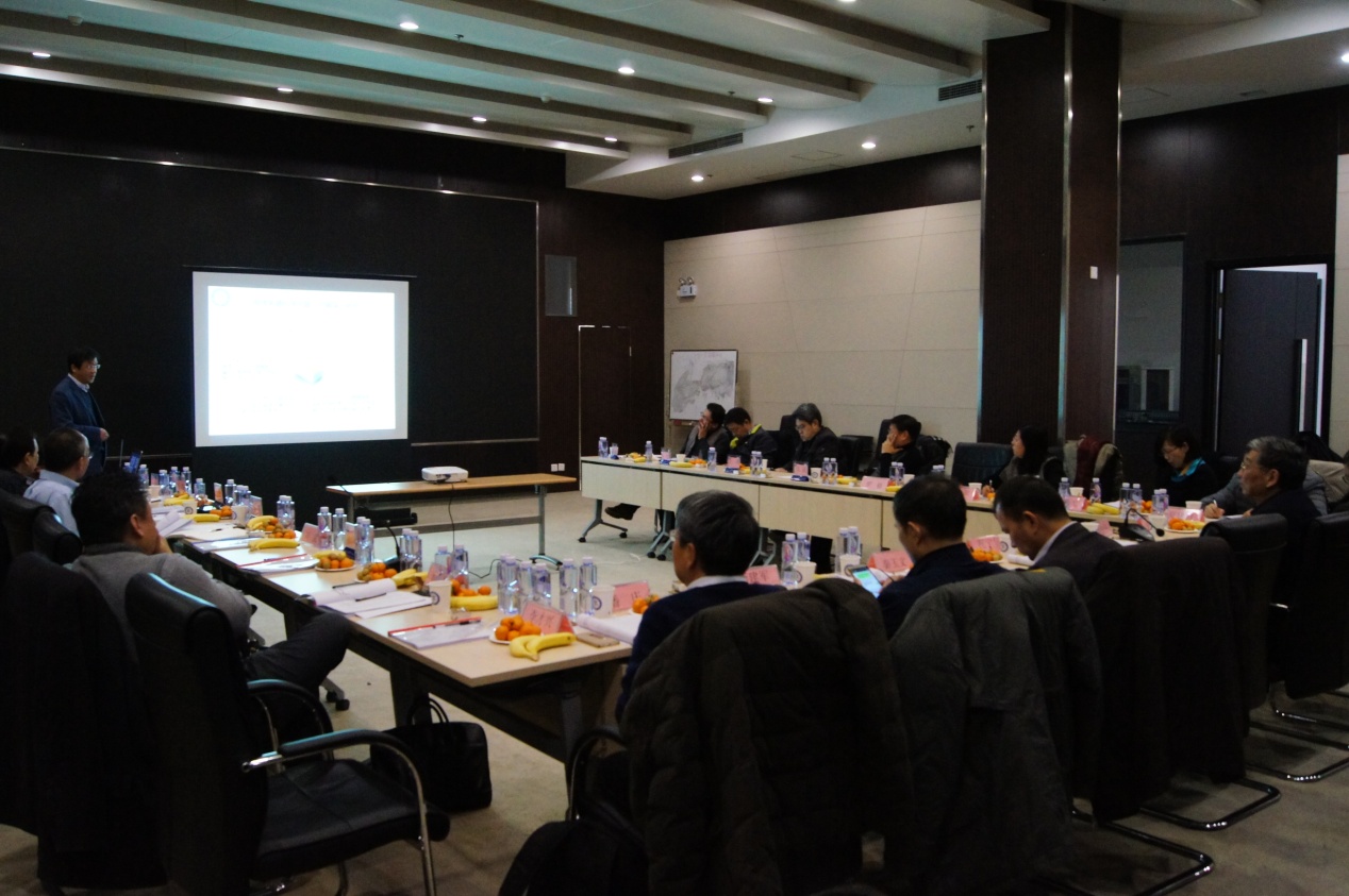 　　2017年12月18日，中國科學(xué)院半導(dǎo)體研究所超晶格國家重點(diǎn)實(shí)驗(yàn)室牛智川研究員主持承擔(dān)的國家自然科學(xué)基金重大項(xiàng)目“銻化物半導(dǎo)體低維結(jié)構(gòu)中紅外激光器基礎(chǔ)理論與關(guān)鍵技術(shù)”啟動(dòng)會(huì)在中國科學(xué)院半導(dǎo)體研究所順利召開。出席此次會(huì)議的有國家自然科學(xué)基金委信息科學(xué)部秦玉文主任、李建軍主任、潘慶處長，特邀專家夏建白院士、范守善院士、祝世寧院士、黃如院士、劉明院士，北京科技大學(xué)張躍教授、太原科技大學(xué)姜勇教授、北京工業(yè)大學(xué)王璞教授、中國科技大學(xué)張強(qiáng)教授、北方工業(yè)大學(xué)閆江教授、清華大學(xué)孫洪波教授、太原