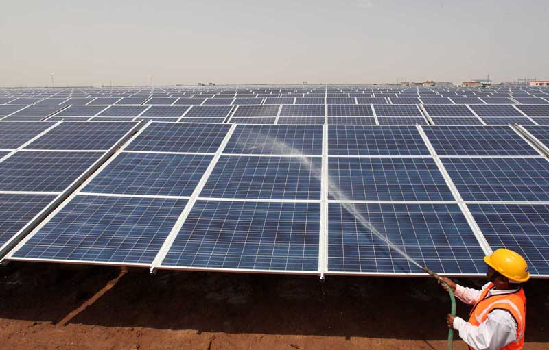 
            	　　據(jù)埃及電力部長MohamedShaker透露，到2025年，埃及可再生能源占電力結(jié)構(gòu)比例將達到42%?！　”局茉陂_羅舉行的能源會議上，電力部長MohamedShake介紹說，在2018年初，埃及就將啟動600兆瓦風電項目招標