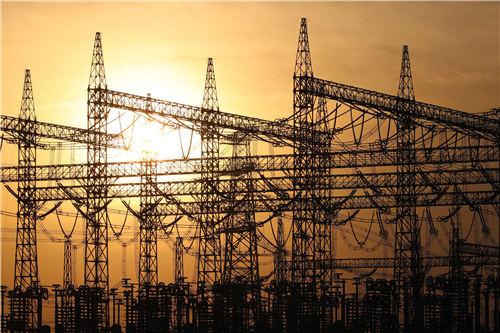 
            	12月25日上午，內(nèi)蒙古上海廟到山東臨沂±800千伏直流特高壓輸電通道建成，這也標志著國家電網(wǎng)公司承建的納入國家大氣污染防治行動計劃、振興東北老工業(yè)基地等規(guī)劃的“六直四交”十項特高壓工程全部建成。內(nèi)蒙古上海廟D山東臨沂±800千伏特高壓直流輸電工程對山東特高壓電網(wǎng)發(fā)展具有重要的里程碑意義，每年可向山東送電超過500億度，約等于山東省全年用電量的1／10，山東可以少建10座百萬千瓦級火電廠，每年減少燃煤消耗2520萬噸