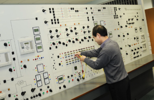 
            	　　國際市場研究機構(gòu)Reportbuyer日前發(fā)布報告稱，2017年全球電網(wǎng)仿真系統(tǒng)市場規(guī)模將達到8.361億美元，預(yù)計到2022年將增至11.806億美元，期間年復(fù)合增率達到7.14%?！　蟾嬷姓J為，到2022年，全球電力行業(yè)蓬勃發(fā)展，發(fā)電量增加，整體項目時間縮短而成本減少正在推動全球電網(wǎng)仿真系統(tǒng)市場穩(wěn)定增長