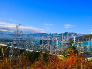 
            	　　12月27日，南方電網(wǎng)負責建設(shè)的滇西北特高壓直流輸電工程雙極低端閥組投入運行，標志著該工程正式投運。　　　　據(jù)了解，滇西北特高壓直流輸電工程新松換流站是目前世界上海拔最高（2350米）的特高壓換流站，同時也是世界上地震設(shè)防烈度最高的特高壓站點