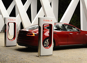 
            	　　今年初，特斯拉在全球770個地區(qū)擁有約5000座超級充電站。4月份，特斯拉宣稱“充電是我們的優(yōu)先任務(wù)”并向世界宣布，計劃到年底將充電站數(shù)量增加一倍