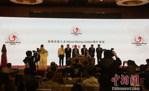 隨著全球電動(dòng)汽車的快速發(fā)展帶動(dòng)了鋰電池的發(fā)展，越來越多的鋰礦企業(yè)紛紛擴(kuò)大產(chǎn)能。
11月13日，澳大利亞Altura礦業(yè)公司發(fā)布聲明稱，公司將進(jìn)行一項(xiàng)可行性研究，將其在西澳大利亞州皮爾巴拉的Pilgangoora礦區(qū)鋰輝石的年產(chǎn)能從此前的22萬噸提高至44萬噸