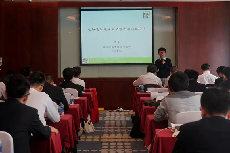 
	中國儲(chǔ)能網(wǎng)訊：在日前召開的中國南方電網(wǎng)國際技術(shù)論壇上，多位儲(chǔ)能領(lǐng)域的專家分享了他們對(duì)于儲(chǔ)能技術(shù)現(xiàn)狀和未來的看法，其中，國家發(fā)改委能源研究所劉堅(jiān)博士發(fā)表演講，探討了電動(dòng)汽車電網(wǎng)互動(dòng)模式及其儲(chǔ)能價(jià)值。


	


	國家發(fā)改委能源研究所劉堅(jiān)博士



	中國電動(dòng)汽車產(chǎn)銷量世界領(lǐng)先，去年乘用電動(dòng)車在中國的銷售達(dá)到35萬，遠(yuǎn)遠(yuǎn)高于美國