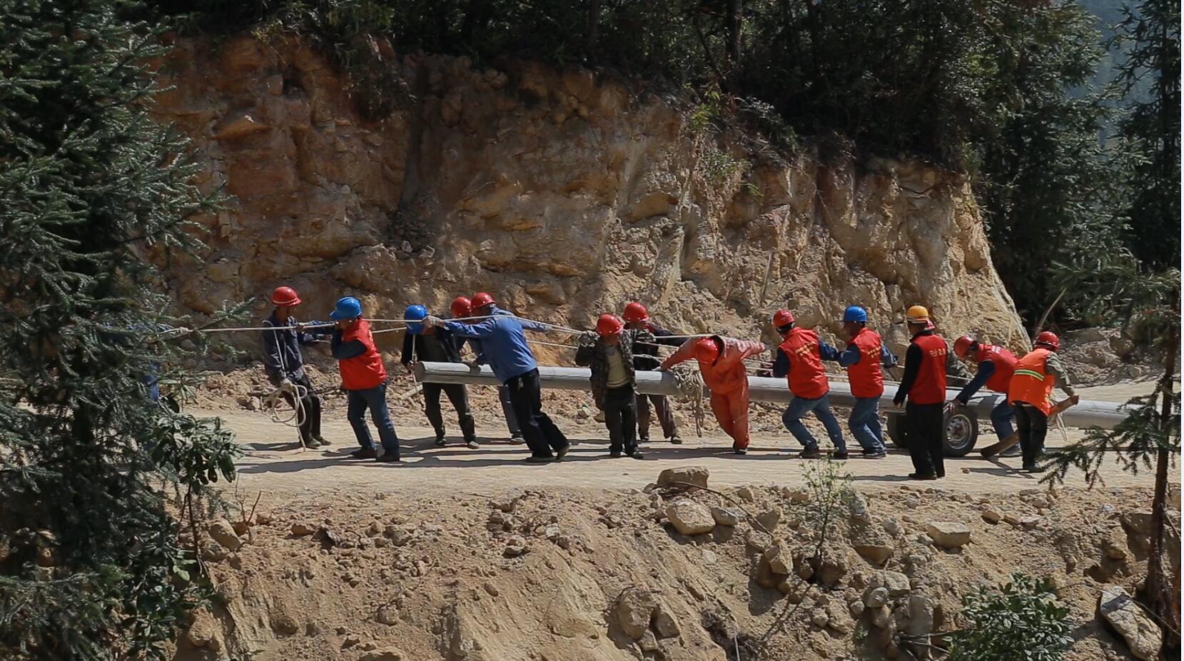 
　　湖南桂東縣東洛村共產(chǎn)黨員服務隊轉(zhuǎn)運電桿。張愷姣 攝

　　“扶貧攻堅就是要實事求是、因地制宜、分類指導、精準扶貧