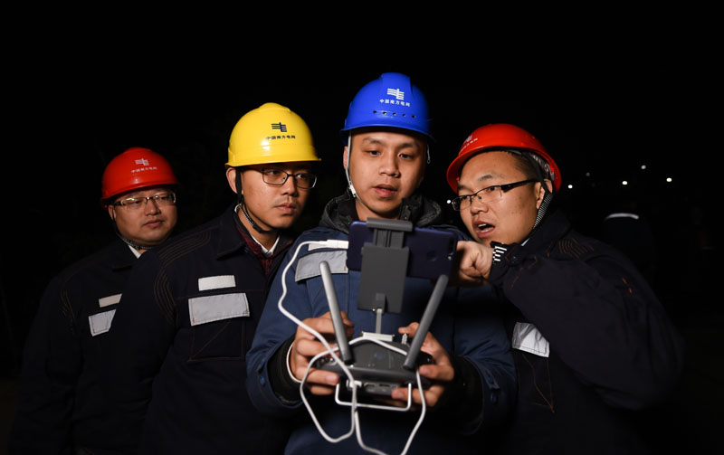 
　　21日晚，為了杜絕火災(zāi)隱患點(diǎn)死灰復(fù)燃，對(duì)供電設(shè)備造成影響，珠海局聯(lián)手機(jī)巡中心，運(yùn)用最新技術(shù)的夜視無(wú)人機(jī)展開(kāi)三次夜巡。

　　夜巡進(jìn)行中