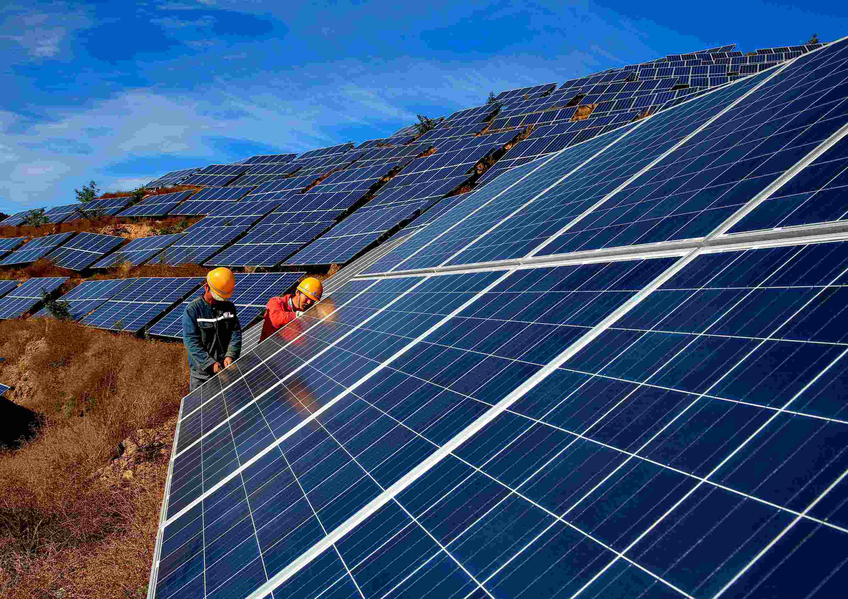 　　年末收官，安徽淮南市綠色發(fā)展進(jìn)程中頻頻傳出好消息：繼11月28日，鳳臺(tái)縣顧橋鎮(zhèn)150兆瓦“光伏領(lǐng)跑者”項(xiàng)目順利并網(wǎng)發(fā)電之后，12月10日，位于潘集區(qū)采煤沉陷區(qū)的三峽新能源安徽淮南150兆瓦水面漂浮光伏項(xiàng)目，也正式并網(wǎng)發(fā)電。  (圖片來(lái)自網(wǎng)絡(luò)，侵刪) 　　據(jù)悉，此次并網(wǎng)發(fā)電的兩個(gè)項(xiàng)目都是兩淮采煤沉陷區(qū)光伏領(lǐng)跑示范基地項(xiàng)目