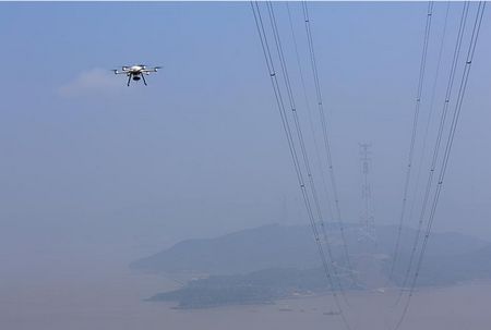 　　12月15日上午，中國(guó)海洋石油有限公司廣東湛江分公司東方作業(yè)公司(下稱東方作業(yè)公司)成功實(shí)現(xiàn)大載重?zé)o人機(jī)跨平臺(tái)首次飛行測(cè)試，并將在不久后應(yīng)用于生產(chǎn)。  (圖片來(lái)源于網(wǎng)絡(luò)，侵刪) 　　東方作業(yè)公司樂(lè)東15-1氣田與樂(lè)東22-1氣田相距20.4公里，兩平臺(tái)設(shè)備備件基本通用，物料流通頻繁