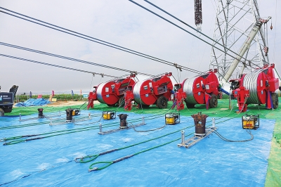 　　截至12月25日，±1100千伏新疆昌吉—山東古泉特高壓直流工程古泉換流站主設備之一的1000千伏GIS設備通過實施“工廠化”安裝，完成安裝工程量的50%。  (圖片來源于網(wǎng)絡，侵刪) 　　古泉換流站工程選用的1000千伏GIS組合電器，采用母線集中外置的斷路器一字型布置方案，本期一次建成，共安裝斷路器27相，隔離開關54相，接地開關72相，快速接地開關6相，電流互感器54相，電壓互感器4相