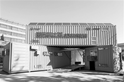 
	
“擎天柱計劃”的光儲換電站
第二看臺
“到2022年，‘擎天柱計劃’預(yù)計在全國范圍內(nèi)建成3000座光儲換電站。”近日，在2017新能源汽車生態(tài)大會上，北汽新能源副總經(jīng)理張勇宣布實施“擎天柱計劃”