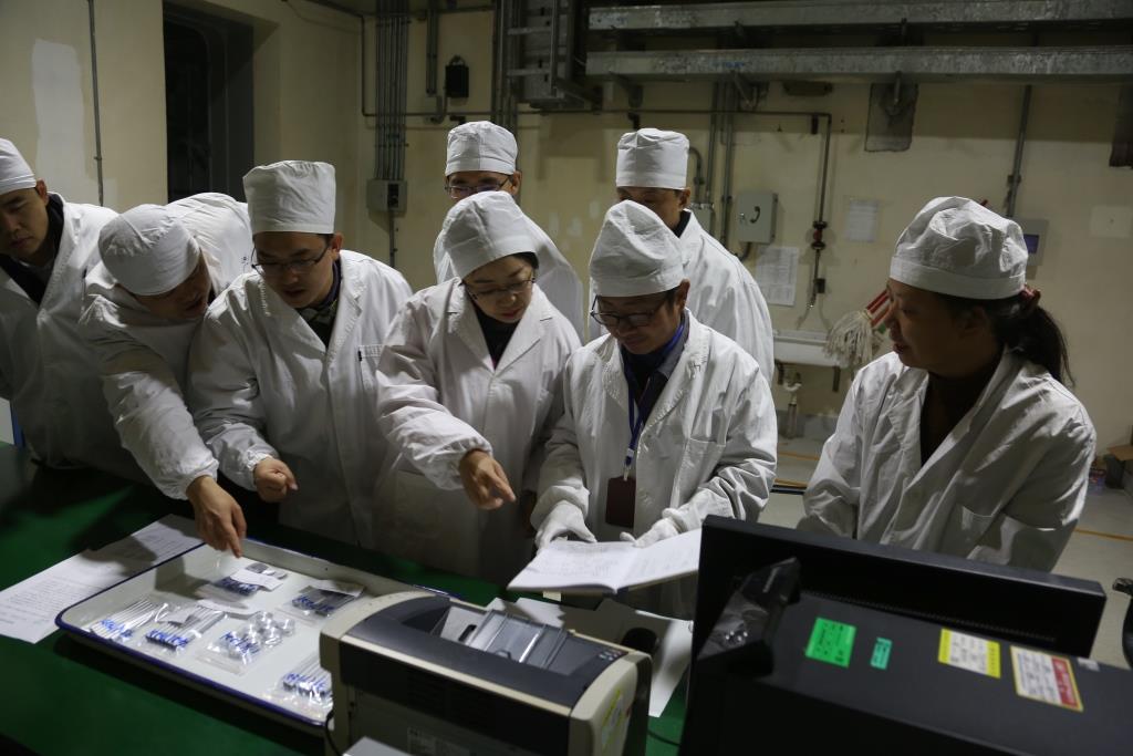 　　12月21日，中廣核事故容錯燃料(ATF)候選材料正式開始進入研究堆進行中子輻照測試，這是中國事故容錯燃料研發(fā)具有里程碑意義的事件，標志著中廣核牽頭的ATF國家科技重大專項課題邁入新階段。  　　21日，隨著中國綿陽研究堆(CMRR)本年度最后一次開堆運行，中廣核ATF候選材料正式開始研究堆中子輻照測試