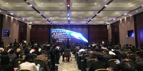 　　12月28日，機器人與人工智能發(fā)展戰(zhàn)略研討會暨廣東省機器人協(xié)會2017年年會在廣東揭陽隆重拉開帷幕。  圖為會議現(xiàn)場