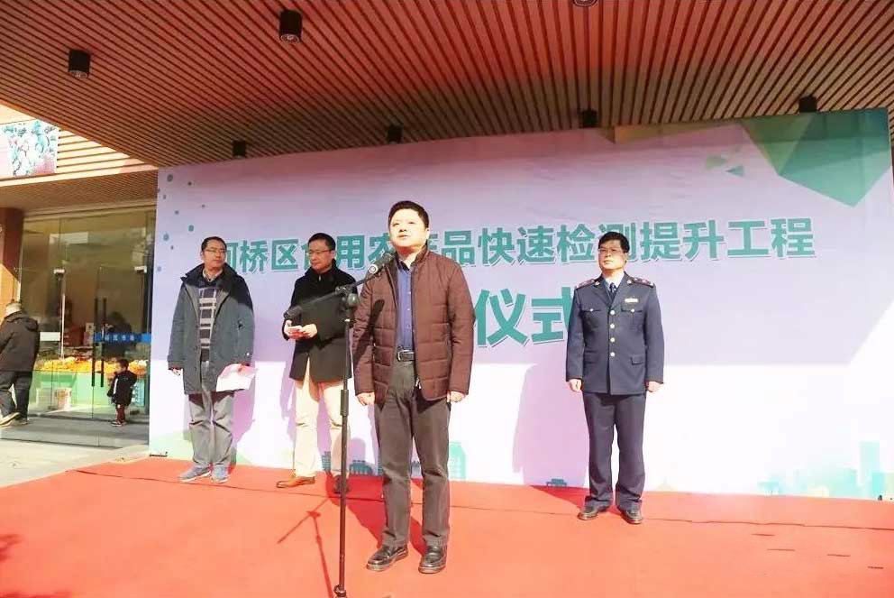 　　第三方檢測團(tuán)隊(duì)在食品安全監(jiān)管部門的授權(quán)下出入農(nóng)貿(mào)市場開展食用農(nóng)產(chǎn)品隨機(jī)抽樣檢測，并將檢測結(jié)果實(shí)時(shí)記錄和反饋至食品安全監(jiān)管部門，以便監(jiān)管部門開展進(jìn)一步的執(zhí)法和監(jiān)管，這種形式的食品安全快檢外包服務(wù)近年來越來越多地被各地采用，成為一種創(chuàng)新的監(jiān)管模式。  　　12月11日，浙江紹興市柯橋區(qū)食品安全快速檢測提升工程在當(dāng)?shù)嘏e行了啟動(dòng)儀式，柯橋區(qū)市場監(jiān)管局與食安科技的快檢外包服務(wù)合作進(jìn)入了正式的實(shí)施階段