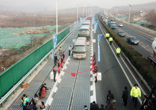 
            	　　12月28日，我國(guó)首個(gè)承載式光伏高速公路試驗(yàn)段在濟(jì)南建成通車，實(shí)現(xiàn)利用高速公路路面并網(wǎng)發(fā)電?！　」夥访驿佋O(shè)長(zhǎng)度1080米、凈面積5875平方米，鋪設(shè)主行車道和應(yīng)急車道；分布式光伏并網(wǎng)發(fā)電裝機(jī)容量峰值功率817.2千瓦，預(yù)計(jì)可實(shí)現(xiàn)年發(fā)電量約100萬(wàn)千瓦時(shí)