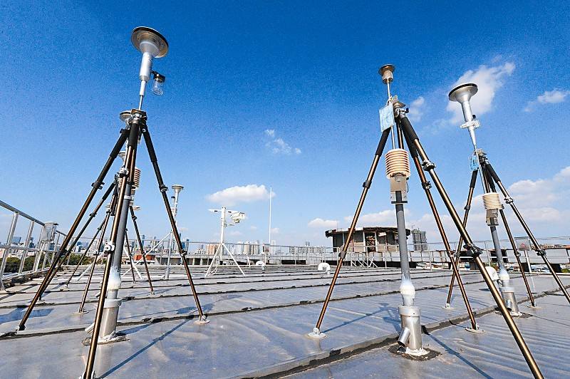 　　為改善河北邯鄲市空氣質(zhì)量，有效防治大氣污染，讓天空擁有蔚藍底色。今年(2017年)以來，邯鄲市叢臺區(qū)創(chuàng)新工作方式，在全區(qū)192.3平方公里范圍建立了1個指揮平臺、30個微信群和966個環(huán)境監(jiān)管網(wǎng)格，實行全天候巡查，形成“自上而下、左右互通，橫向到邊、縱向到底”的四級監(jiān)管體系，實現(xiàn)大氣污染防治全方位、全天候監(jiān)管，環(huán)保工作開始從粗放管理向精細化管理轉變