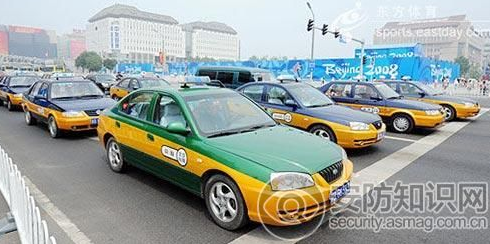 
            	12月28日，深圳市政協(xié)經(jīng)濟(jì)界委員開展“優(yōu)化營商環(huán)境，走進(jìn)交通行業(yè)，關(guān)愛市民出行”活動，前往深圳市公共交通管理局調(diào)研了解深圳出租車行業(yè)發(fā)展情況。記者從活動中獲悉，2018年6月底以前，深圳巡游出租車將全部裝上智能終端設(shè)備，并以之計價