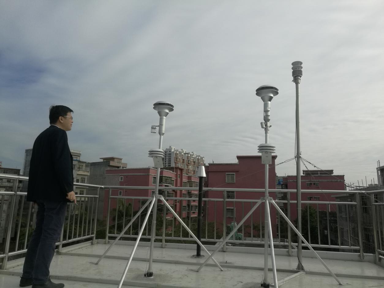 　　近期，廣西東興市新建空氣質(zhì)量自動監(jiān)測站建成并通過自治區(qū)環(huán)保廳驗收，將于2018年1月1日正式投入運行。  即將投入運行的空氣質(zhì)量自動監(jiān)測站