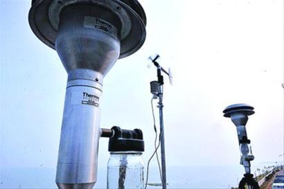 　　12月25日，由湖南省永州市環(huán)保局、市環(huán)境監(jiān)測(cè)站及承建單位技術(shù)人員組成的驗(yàn)收組對(duì)藍(lán)山縣空氣自動(dòng)站升級(jí)改造項(xiàng)目進(jìn)行驗(yàn)收。  (圖片來(lái)源于網(wǎng)絡(luò)，侵刪) 　　驗(yàn)收組一行聽(tīng)取了項(xiàng)目承建方對(duì)空氣自動(dòng)監(jiān)測(cè)站站房建設(shè)、儀器配置、系統(tǒng)功能及試運(yùn)行的情況介紹