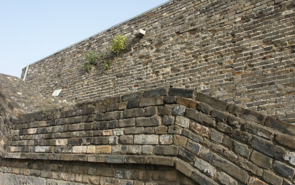 　　江蘇南京明城墻是全國(guó)重點(diǎn)文物保護(hù)單位，為推動(dòng)明城墻申遺和遺產(chǎn)本體保護(hù)，江蘇南京市將投資3000萬(wàn)元建設(shè)城墻監(jiān)測(cè)預(yù)警平臺(tái)。國(guó)家文物局對(duì)南京城墻監(jiān)測(cè)預(yù)警平臺(tái)設(shè)計(jì)方案提出了具體修改意見(jiàn)，南京方面據(jù)此進(jìn)行建設(shè)