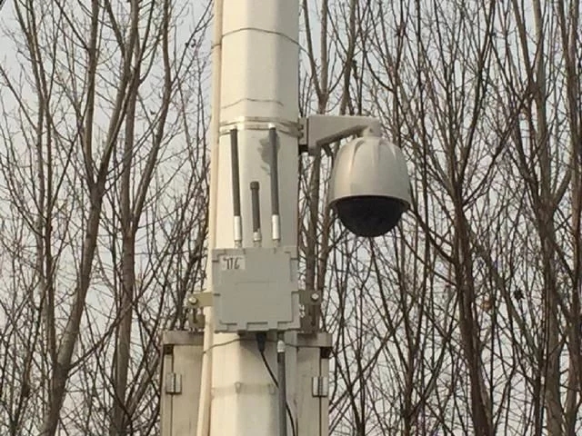 　　12月25日上午，記者從山東聊城市環(huán)保局獲悉，經(jīng)過兩個多月的緊張施工，全市國省道揚塵監(jiān)測系統(tǒng)已于近日建成投入使用，該系統(tǒng)共設置150個揚塵監(jiān)測點位，覆蓋了全市主要交通干道。  道路揚塵監(jiān)測點位 　　根據(jù)山東聊城市“路長制”實施方案，聊城市環(huán)保局負責全市國省道揚塵監(jiān)測系統(tǒng)的規(guī)劃、建設、運行及數(shù)據(jù)統(tǒng)計報送等工作，配合“路長制”的考核工作