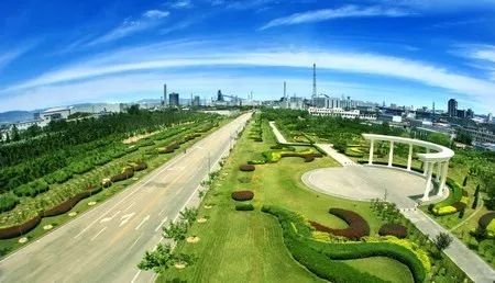 　　為了進(jìn)一步加大監(jiān)測(cè)力度，全面掌握轄區(qū)空氣質(zhì)量情況，今年以來(lái)，在山西太原市統(tǒng)一增設(shè)監(jiān)測(cè)網(wǎng)點(diǎn)的基礎(chǔ)上，杏花嶺區(qū)創(chuàng)新工作方式，在利用環(huán)境、氣象等數(shù)據(jù)信息庫(kù)的基礎(chǔ)上，又增建了各類微觀監(jiān)測(cè)站點(diǎn)百余個(gè)，為改善環(huán)境質(zhì)量提供了數(shù)據(jù)支撐。  (圖片來(lái)自網(wǎng)絡(luò)，侵刪) 　　今年以來(lái)，按照全市打造“禁煤區(qū)”的要求，杏花嶺區(qū)全面推進(jìn)“煤改電”“煤改氣”等各項(xiàng)改造工程