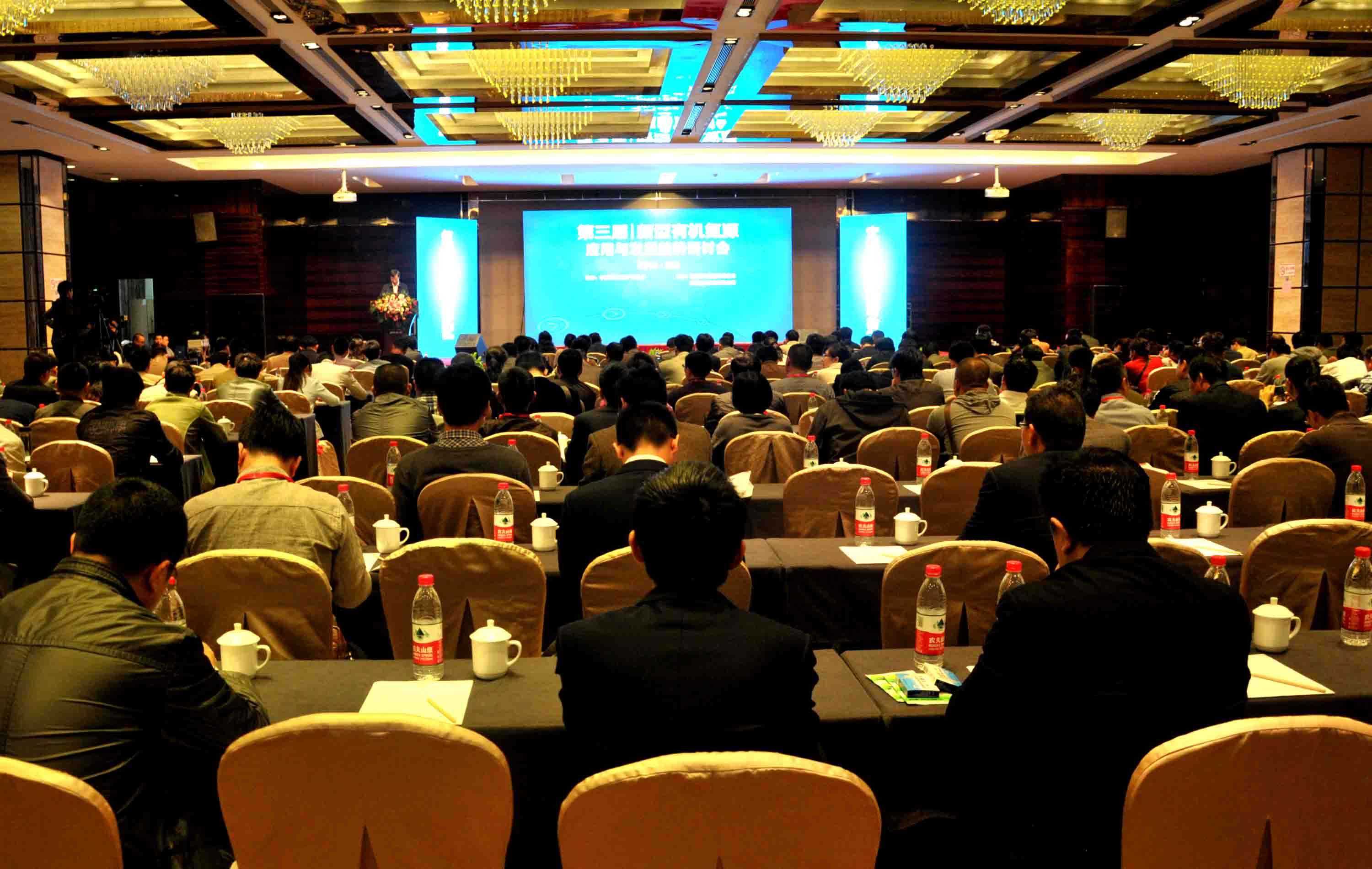 　　《JJG 608-2014懸臂梁式?jīng)_擊試驗(yàn)機(jī)檢定規(guī)程》經(jīng)國(guó)家質(zhì)檢總局批準(zhǔn)，已于2015年2月25日施行。為推動(dòng)各機(jī)構(gòu)有效提升對(duì)規(guī)程的理解、應(yīng)用水平，近期，規(guī)程起草單位湖北省計(jì)量測(cè)試技術(shù)研究院聯(lián)合部分參與起草單位在襄陽(yáng)召開了規(guī)程宣貫培訓(xùn)及懸臂梁沖擊試驗(yàn)機(jī)技術(shù)交流會(huì)，來(lái)自國(guó)際標(biāo)準(zhǔn)化組織塑料技術(shù)委員會(huì)、全國(guó)各省級(jí)計(jì)量部門、部分市級(jí)計(jì)量部門及生產(chǎn)廠家的70余名代表參加了此次會(huì)議