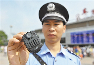 　　為進一步加強執(zhí)法監(jiān)督，規(guī)范執(zhí)法行為，近日，內(nèi)蒙古海南區(qū)地稅局為征管一線和辦稅服務廳工作人員配置了執(zhí)法記錄儀。  (圖片來源于網(wǎng)絡，侵刪) 　　執(zhí)法記錄儀集拍照、錄音、攝像功能于一體，將在定額核定和調(diào)整、非正常戶認定、文書送達等現(xiàn)場稅收執(zhí)法事項中實現(xiàn)全程記錄，執(zhí)法過程中執(zhí)法人員、納稅人的言行以及相關涉稅資料都成為記錄對象