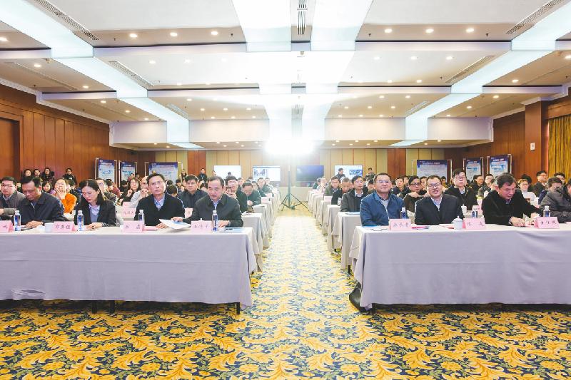 　　12月27日，由江蘇鎮(zhèn)江市經(jīng)信委、鎮(zhèn)江移動(dòng)共同舉辦的NB-IoT產(chǎn)業(yè)融合發(fā)布會(huì)隆重舉行。在信息化社會(huì)大力發(fā)展的背景下，此次NB-IoT產(chǎn)業(yè)融合發(fā)布會(huì)標(biāo)志著“智慧鎮(zhèn)江”建設(shè)邁出了新的重要步伐