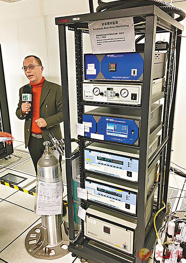 　　香港空氣中的一次污染物濃度于過(guò)去10年雖已大幅下降，但臭氧的濃度仍處于較高水平。由環(huán)境保護(hù)署耗資1800萬(wàn)元設(shè)置、位于港島東南端鶴咀的超級(jí)空氣質(zhì)素監(jiān)測(cè)站，已于本年7月落成，除進(jìn)行監(jiān)測(cè)外，主要作科研用途，包括就臭氧作詳細(xì)量度及研究，又會(huì)在站內(nèi)增添激光雷達(dá)儀器，更廣泛地監(jiān)測(cè)臭氧，令本港空氣質(zhì)素持續(xù)改善