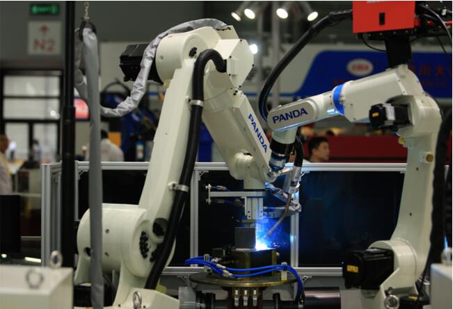 　　近日，世界智能制造大會在江蘇南京國際博覽中心開幕，江蘇省計量院國家精密機械加工裝備產(chǎn)業(yè)計量測試中心在大會上為戰(zhàn)略合作伙伴江蘇南京熊貓電子裝備有限公司的工業(yè)機器人提供現(xiàn)場測試服務(wù)，向觀眾實施展現(xiàn)工業(yè)機器人的性能指標。江蘇省副省長馬秋林蒞臨江蘇省計量院國家精密機械加工裝備產(chǎn)業(yè)計量測試中心的展示單元進行參觀，并對中心的工作給予了肯定