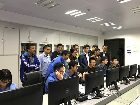 
            	　　據(jù)中國(guó)南方電網(wǎng)公司報(bào)道，2017年12月20日，世界首臺(tái)機(jī)械式高壓直流斷路器在南方電網(wǎng)±160kV南澳多端柔性直流輸電系統(tǒng)中成功掛網(wǎng)運(yùn)行。它是我國(guó)首臺(tái)完全自主研制的用于柔性直流輸電系統(tǒng)中的機(jī)械式高壓直流斷路器裝備，其成功投運(yùn)是我國(guó)在直流輸電領(lǐng)域持續(xù)創(chuàng)新的又一重要里程碑